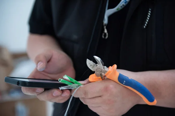 Engenheiro Elétrico Com Fio Alicate Sua Mão Usando Telefone Celular — Fotografia de Stock