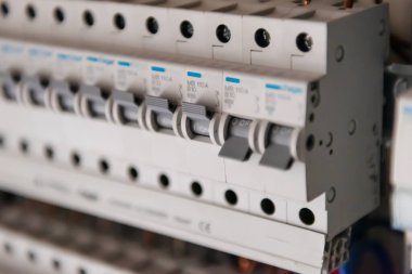 Yeni otomatik elektrik güç kaynağı ve dağıtım sistemi. Yüksek voltajlı ekipmanlı elektrik kutuları. Ana ve yedek kanallar aracılığıyla elektrik gücü sağlama şeması