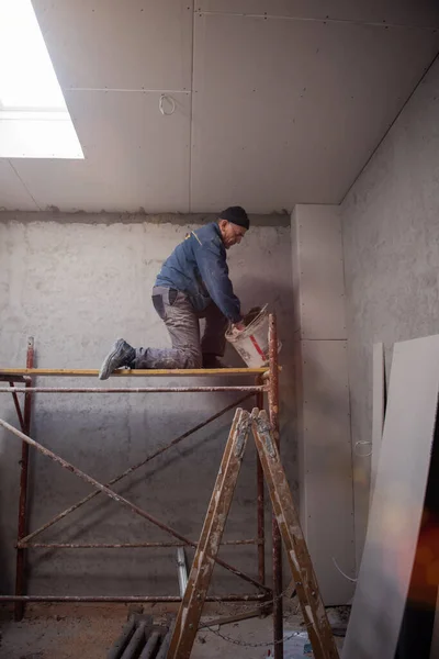 Jeune Ouvrier Professionnel Construction Utilisant Échafaudage Tout Plâtrant Sur Plafond — Photo