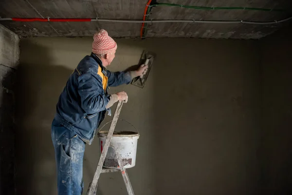 Trabalhador Construção Civil Reboco Parede Interior Usando Gesso Cimento Trabalhador — Fotografia de Stock