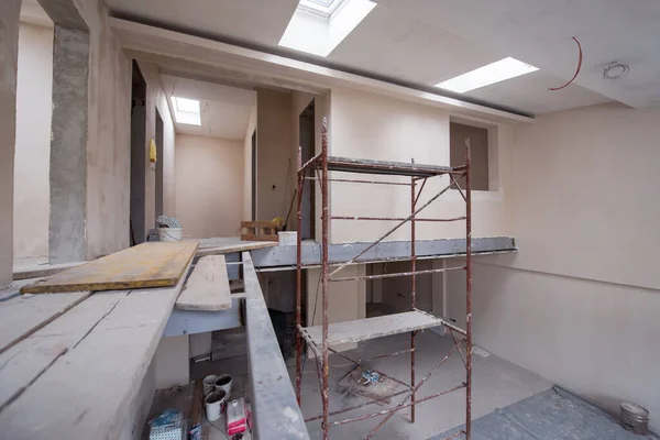 Intérieur Chantier Avec Échafaudage Dans Grand Appartement Moderne Duplex Inachevé — Photo