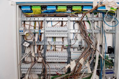 Yeni otomatik elektrik güç kaynağı ve dağıtım sistemi. Yüksek voltajlı ekipmanlı elektrik kutuları. Ana ve yedek kanallar aracılığıyla elektrik gücü sağlama şeması