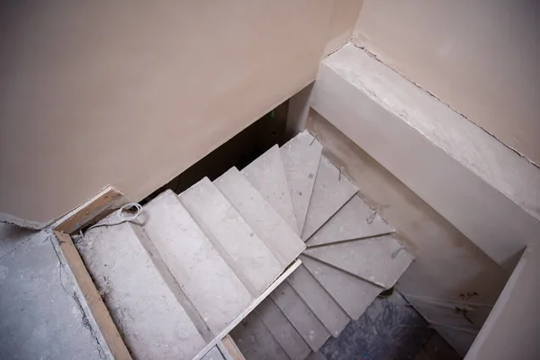 コンクリート構造物階段 建物敷地内にコンクリート階段付きの新しい家の建設インテリア 未完成のコンクリート階段 — ストック写真