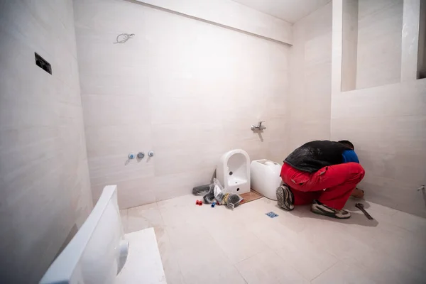 Plombier Professionnel Travaillant Dans Une Salle Bains Service Réparation Plomberie — Photo