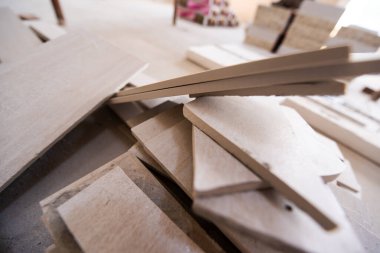 Seramik ahşap döşeme döşemeleri yeni dairenin inşaat alanında lamine döşeme