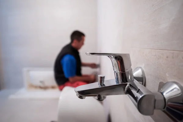 Fontanero Profesional Que Trabaja Cuarto Baño Servicio Reparación Plomería Montar — Foto de Stock
