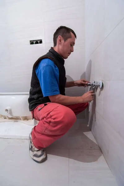 Plombier Professionnel Travaillant Dans Une Salle Bains Service Réparation Plomberie — Photo