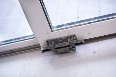 Profesyonel marangozlar panoramik pencereli yeni bir daireye balkon kapısı kuruyorlar.