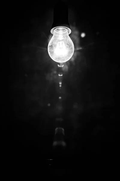 Ηλεκτρικός Λαμπτήρας Φωτισμού Στο Σκοτεινό Φόντο — Φωτογραφία Αρχείου