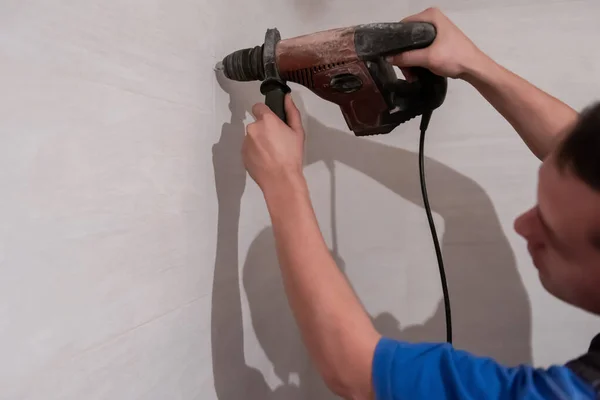 Jeune Ouvrier Professionnel Construction Perçant Des Trous Dans Mur Salle — Photo