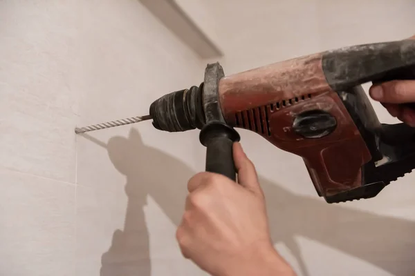 Jeune Ouvrier Professionnel Construction Perçant Des Trous Dans Mur Salle — Photo