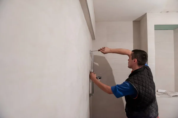 Fontanero Profesional Que Trabaja Cuarto Baño Servicio Reparación Plomería Montar —  Fotos de Stock