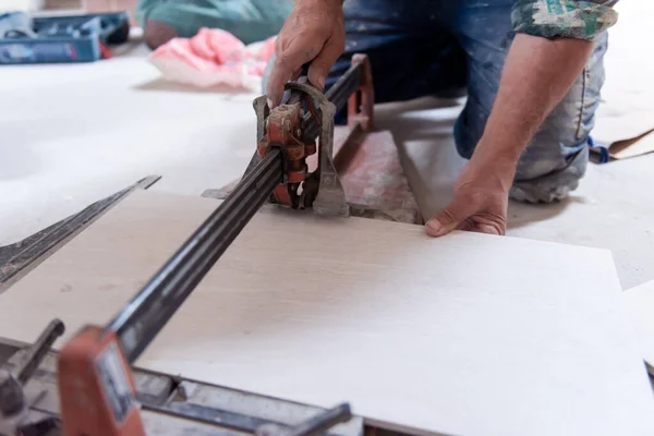 Trabalhador Qualificado Cortando Telhas Efeito Madeira Cerâmica Chão Trabalhador Fazendo — Fotografia de Stock