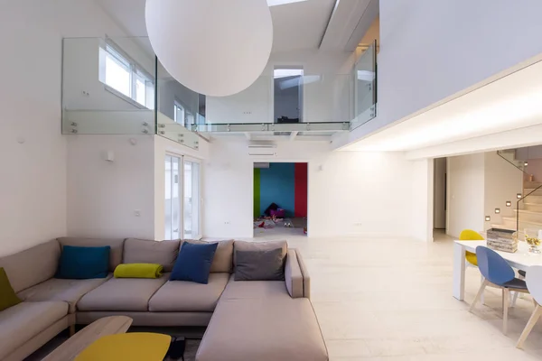 Interiör Lyxig Elegant Modern Öppen Planlösning Tvåvåningslägenhet Med Vita Väggar — Stockfoto
