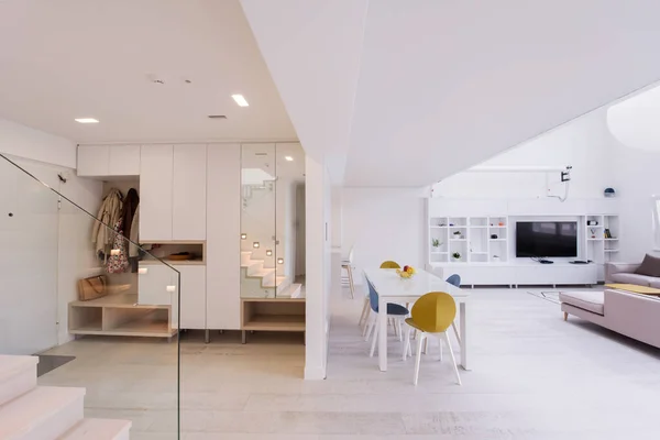 Interiör Lyxig Elegant Modern Öppen Planlösning Tvåvåningslägenhet Med Vita Väggar — Stockfoto