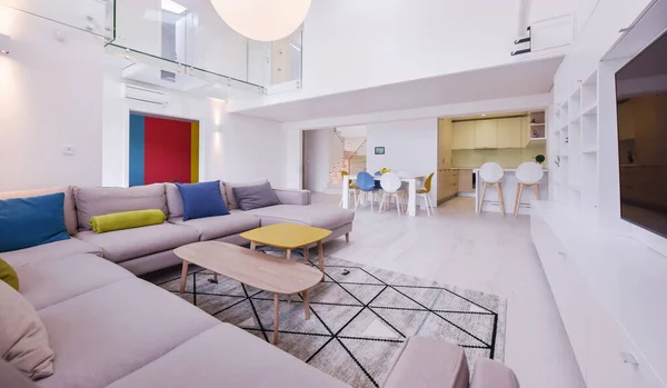 Wnętrza Luksusowe Stylowe Nowoczesne Open Space Design Dwupoziomowy Apartament Białymi — Zdjęcie stockowe