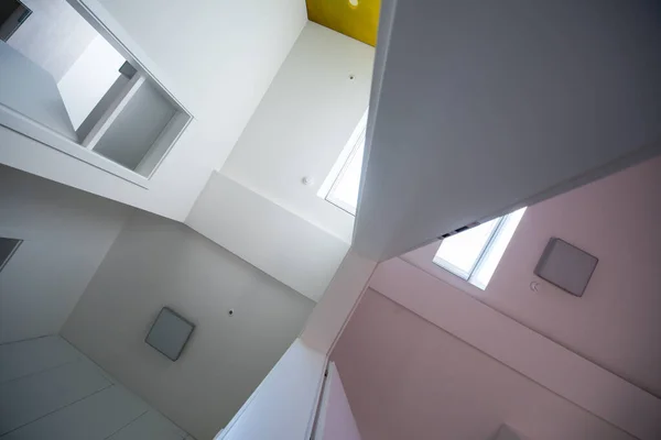 Naar Boven Kijkend Plafond Met Halogeenspots Lampen Dakramen Appartement Huis — Stockfoto