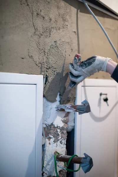 Byggarbetare Putsning Interiör Vägg Med Cement Gips Arbetare Putsning Väggen — Stockfoto
