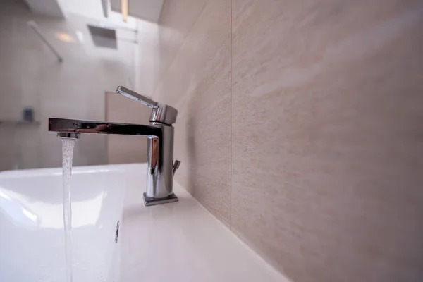 Nyitott Víz Faucet Folyóvíz Luxus Fürdőszobában — Stock Fotó
