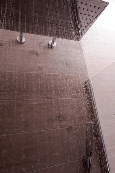 现代优雅的不锈钢淋浴间 内部有水滴 现代浴室里正方形淋浴间里流出的水 — 图库照片