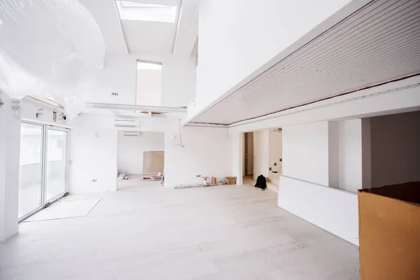 현대식 공간의 아파트흰 대형둥근 샹들리에의 중간에 — 스톡 사진