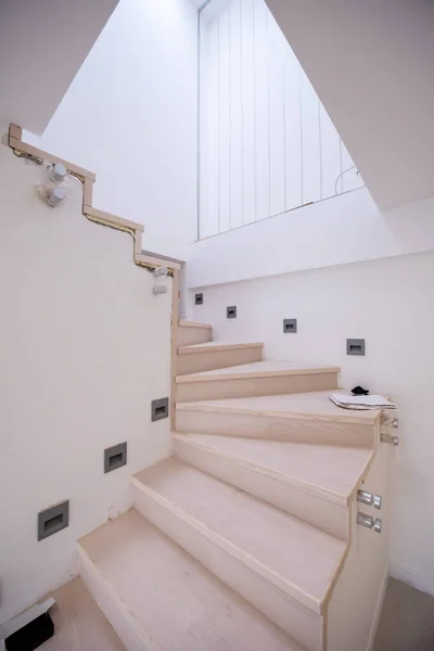 Stílusos Belső Fából Készült Lépcső Nagy Modern Kétszintes Luxus Apartman — Stock Fotó