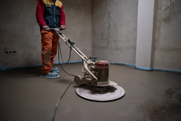 Lavoratore Esecuzione Lucidatura Sabbia Cemento Massetto Sul Cantiere Nuovo Appartamento — Foto Stock