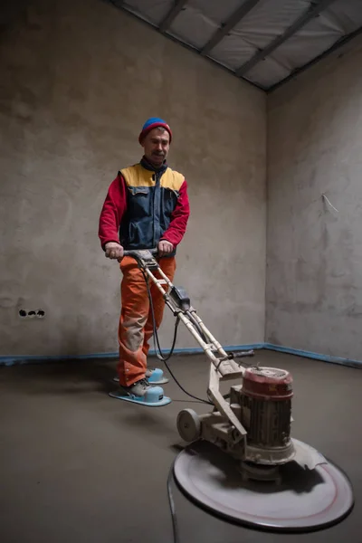 Laborer Wykonujący Polerujący Podłogę Piasku Cementu Jastrychowego Placu Budowy Nowego — Zdjęcie stockowe