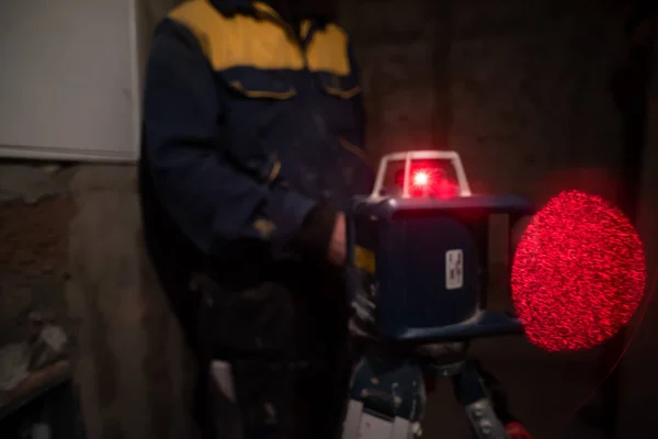 Trabalhador Profissional Que Utiliza Nível Laser Num Edifício Construção Equipamento — Fotografia de Stock