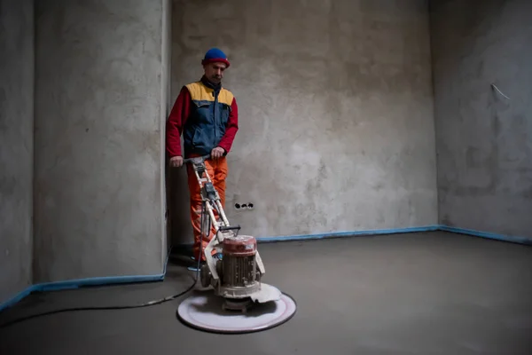 Trabalhador Realizando Polimento Areia Betonilha Cimento Canteiro Obras Novo Apartamento — Fotografia de Stock