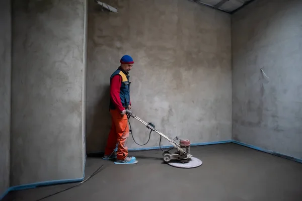 Trabalhador Realizando Polimento Areia Betonilha Cimento Canteiro Obras Novo Apartamento — Fotografia de Stock