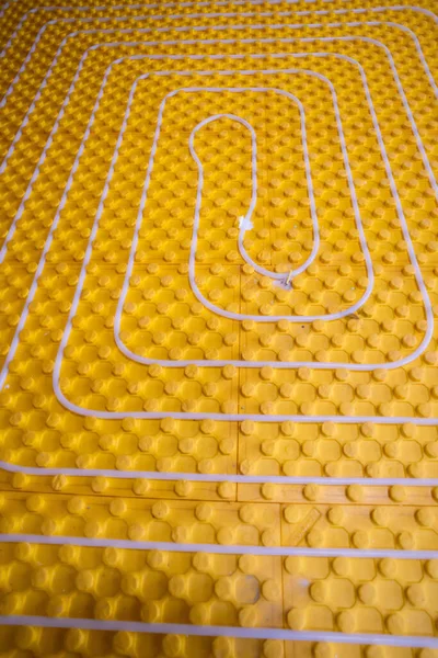 Gelbe Fußbodenheizung Mit Weißen Polyethylenrohren Auf Der Baustelle Der Neuen — Stockfoto