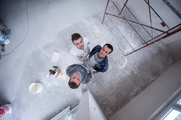 Retrato Vista Superior Trabalhadores Construtores Com Uniforme Sujo Apartamento Que — Fotografia de Stock