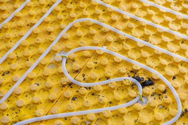 Impianto Riscaldamento Pavimento Giallo Con Tubi Polietilene Bianco Cantiere Nuovo — Foto Stock