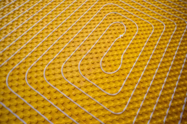 Gelbe Fußbodenheizung Mit Weißen Polyethylenrohren Auf Der Baustelle Der Neuen Stockbild