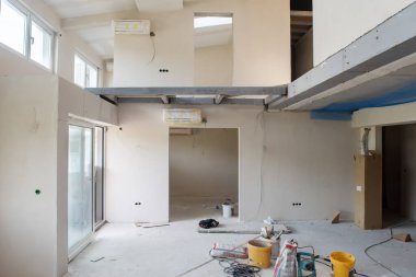Büyük, modern, tamamlanmamış bir apartman dairesinde iskelesi olan inşaat sahasının içi.