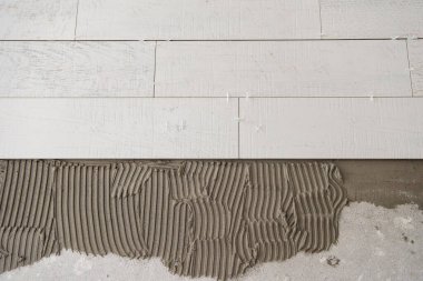 Seramik ahşap efekt kiremitleri ve zemindeki döşeme kiremitleri yerleştirilmemiş tiler için araçlar