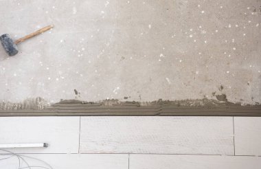 Seramik ahşap efekt kiremitleri ve zemindeki döşeme kiremitleri yerleştirilmemiş tiler için araçlar