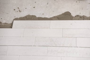 Seramik ahşap efekt kiremitleri ve zemindeki döşeme kiremitleri yerleştirilmemiş tiler için araçlar