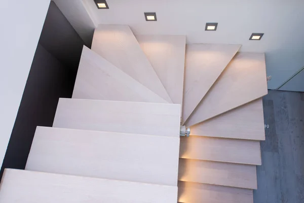 大型现代化两层豪华公寓中木制楼梯的时尚室内装饰 — 图库照片