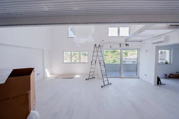 Ladder Het Interieur Van Appartement Tijdens Bouw Verbouwing Renovatie Uitbreiding — Stockfoto