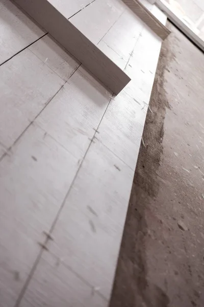 바닥을 미완성으로 바닥에 타일을 수있는 세라믹 설치용 — 스톡 사진