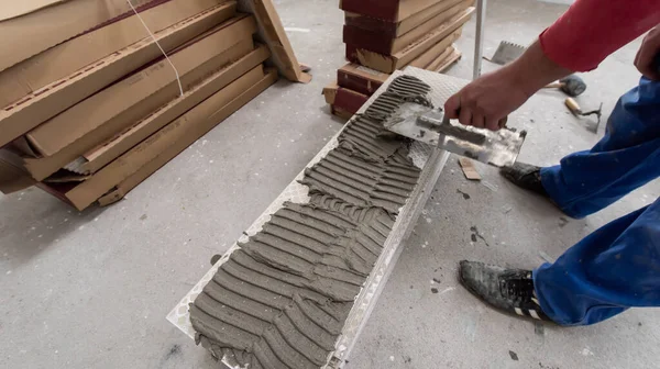 Ειδικευμένος Εργαζόμενος Εγκατάσταση Των Κεραμικών Πλακιδίων Επίδραση Ξύλο Στο Πάτωμα — Φωτογραφία Αρχείου