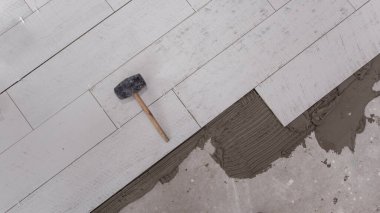 Seramik ahşap efekt kiremitleri ve zemindeki döşeme kiremitleri yerleştirilmemiş tiler için araçlar