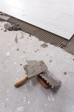 Seramik ahşap efekt kiremitleri ve zemindeki döşeme kiremitleri yerleştirilmemiş tiler için araçlar