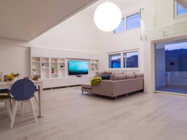 Lüks, modern, açık alan tasarımlı, iki katlı, beyaz duvarlı bir apartman dairesi.