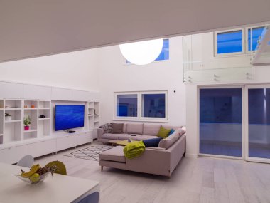 Lüks, modern, açık alan tasarımlı, iki katlı, beyaz duvarlı bir apartman dairesi.