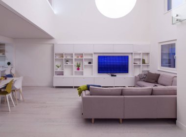 Lüks, modern, açık alan tasarımlı, iki katlı, beyaz duvarlı bir apartman dairesi.