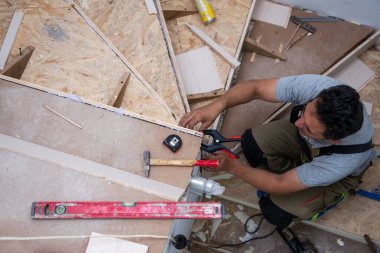 Şık iç mimari marangoz üzerinde çalışmalar devam ediyor. Büyük, modern, iki katlı lüks bir daireye ahşap merdivenler döşeniyor.