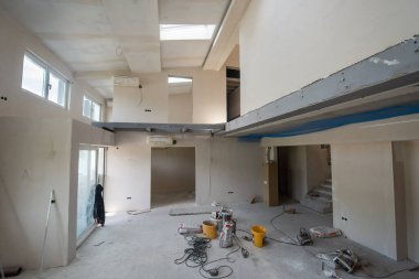 Büyük, modern, tamamlanmamış bir apartman dairesinde iskelesi olan inşaat sahasının içi.